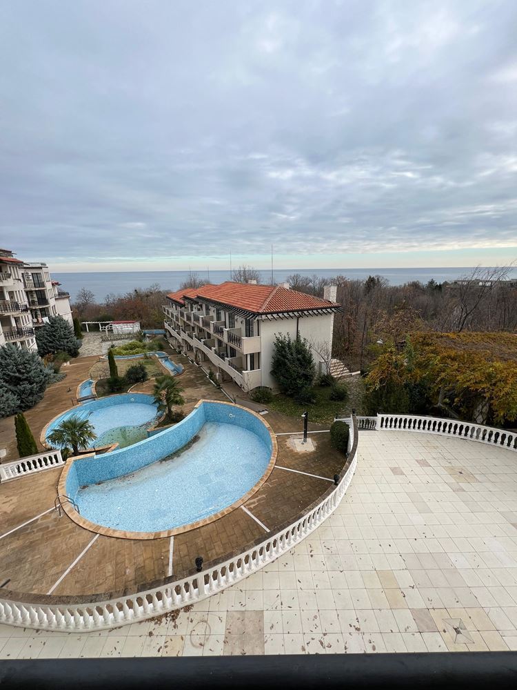 Luxusní byt se dvěma ložnicemi a panoramatickým výhledem na moře a bazén – první linie u moře v Obzoru!
