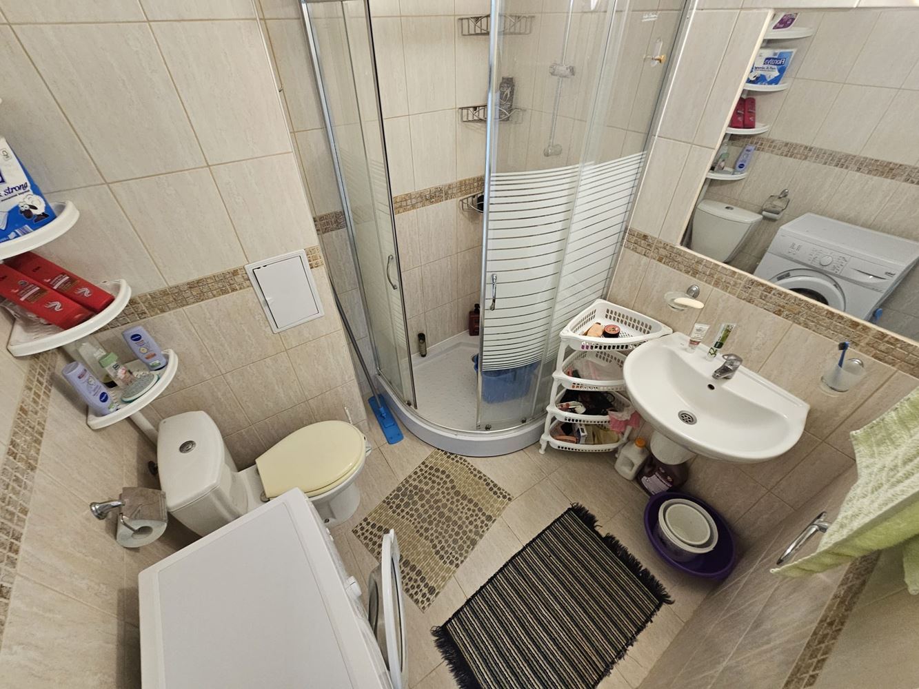 Apartmán s jednou ložnicí uprostřed zeleně v komplexu s bazénem a dětským hřištěm