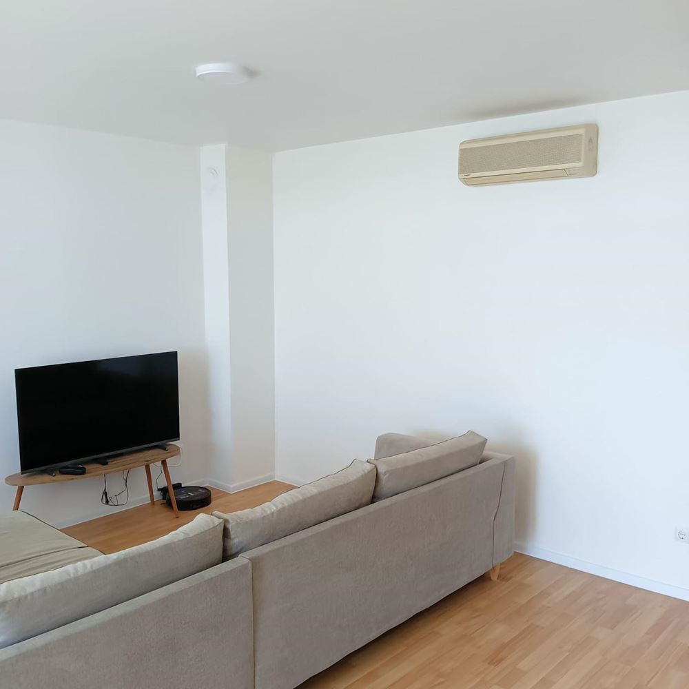 Prostorný apartmán se dvěma ložnicemi a panoramatickým výhledem na moře v Ravdě – pár metrů od pláže, plně zařízený a s výborným investičním potenciálem