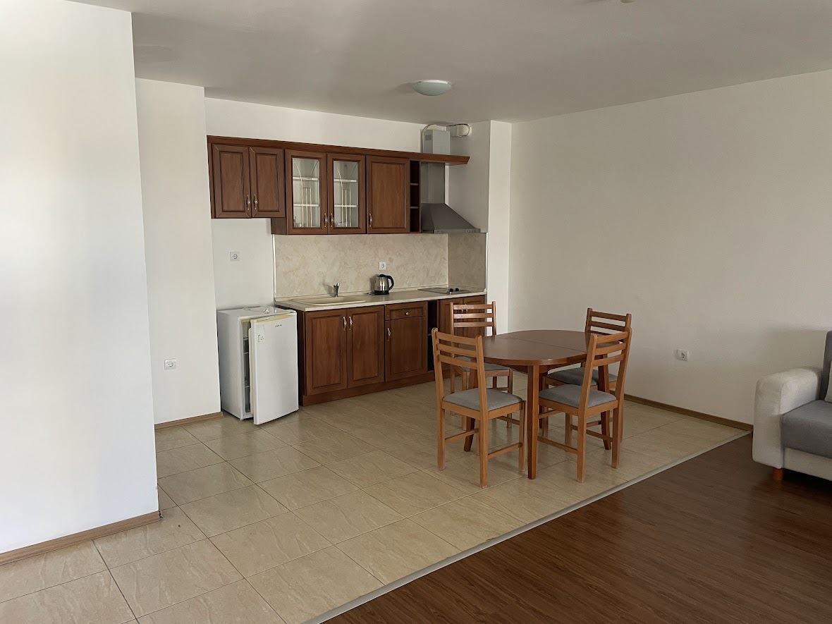 Výhled na moře a prvotřídní lokalita – byt v komplexu se službami, Aheloy