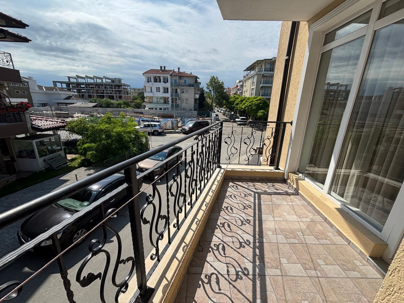 Prostorný apartmán s jednou ložnicí v Ravdě, 200 m od pláže – bez poplatku za údržbu a připravený k nastěhování