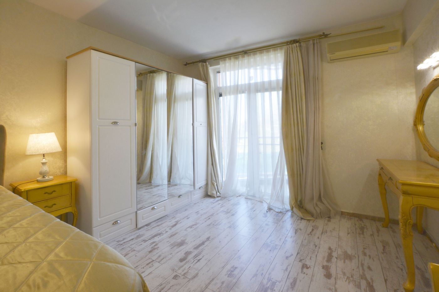Luxusní třípokojový apartmán s výhledem na moře na první linii v Ravdě – 114 m², dvě terasy a maximální komfort