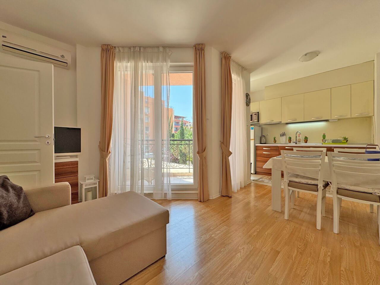 Elegantní apartmán s jednou ložnicí s výhledem na bazén v luxusním komplexu na Slunečném pobřeží