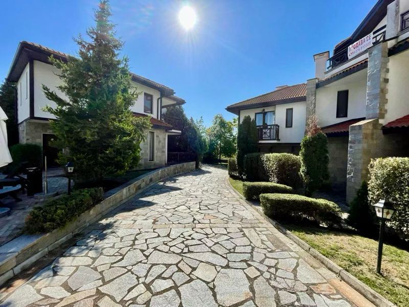 Prostorné plně zařízené studio s výhledem na bazén ve Slunečném pobřeží – komfort, klid a skvělá investice