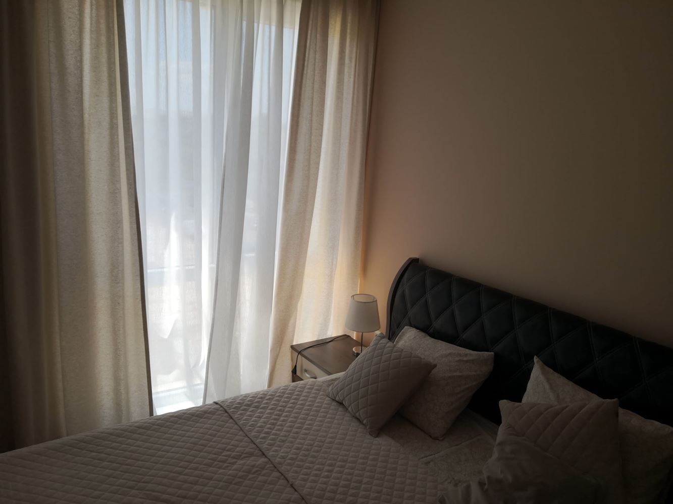 Prostorný apartmán se dvěma ložnicemi s výhledem na bazén a zahradu – plně zařízený v moderním komplexu na Slunečním pobřeží