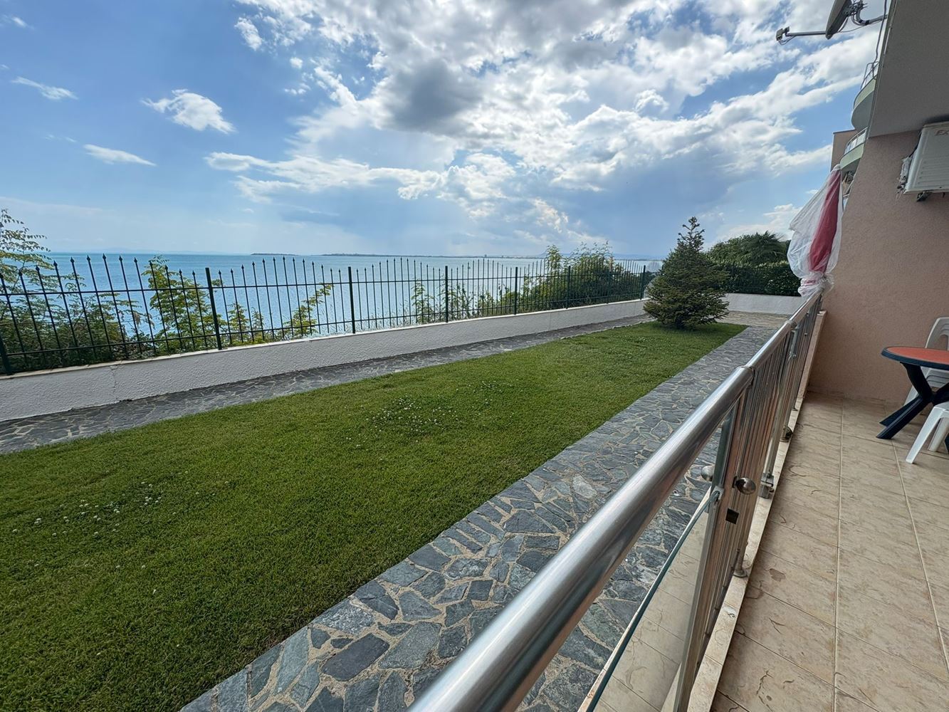 2pokojový apartmán s přímým výhledem na moře ve Svatém Vlasu – komfort, klid a resortový životní styl