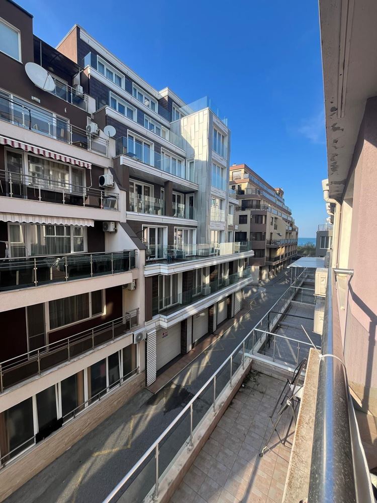 Prostorný apartmán se dvěma ložnicemi, panoramatickou terasou a výhledem na moře v srdci Pomorie