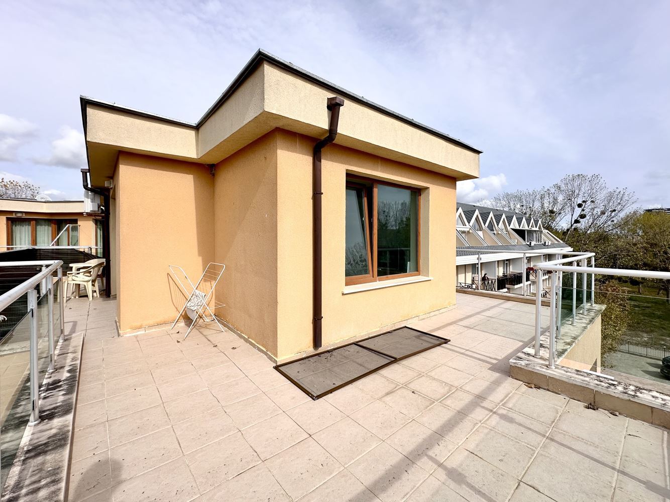  Prostorné studio s působivou panoramatickou terasou na Slunečním pobřeží