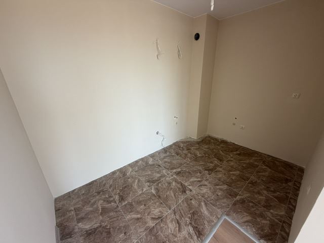 Nový apartmán s jednou ložnicí a prostorným balkonem v moderním komplexu v Ravdě
