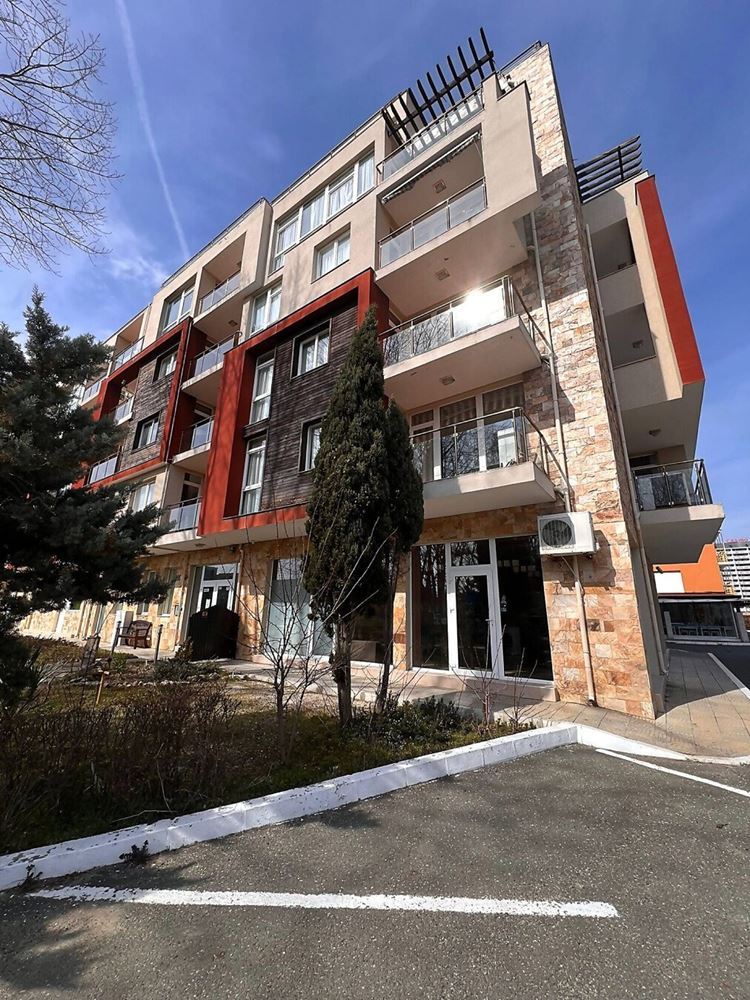 Prostorný dvoupokojový apartmán 50 metrů od pláže na Slunečném pobřeží – skvělá lokalita a komfort v uzavřeném komplexu