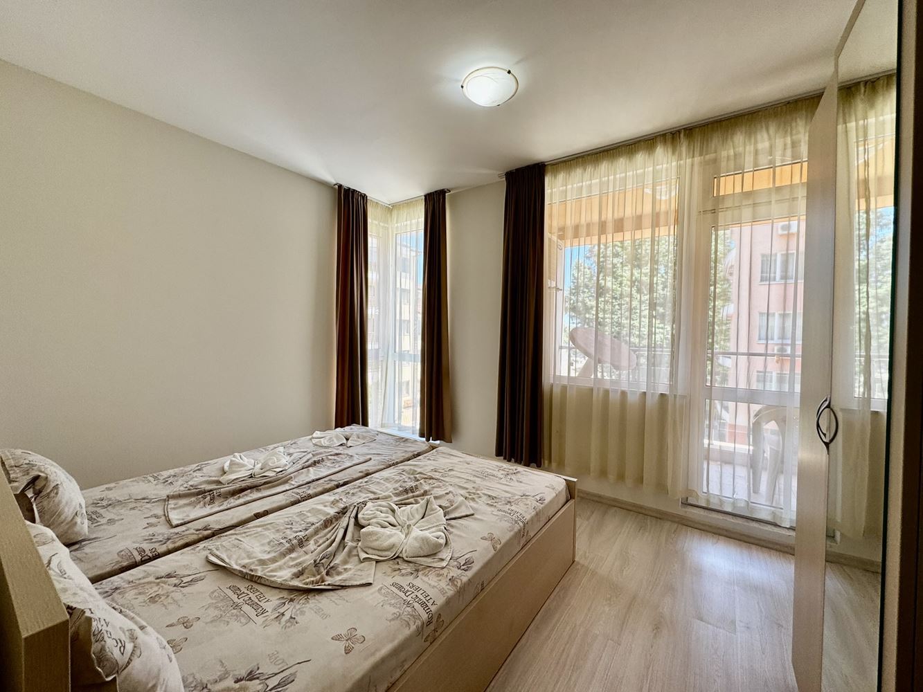 Objevte svůj nový domov u moře - apartmán se dvěma ložnicemi v centrální části Slunečného pobřeží