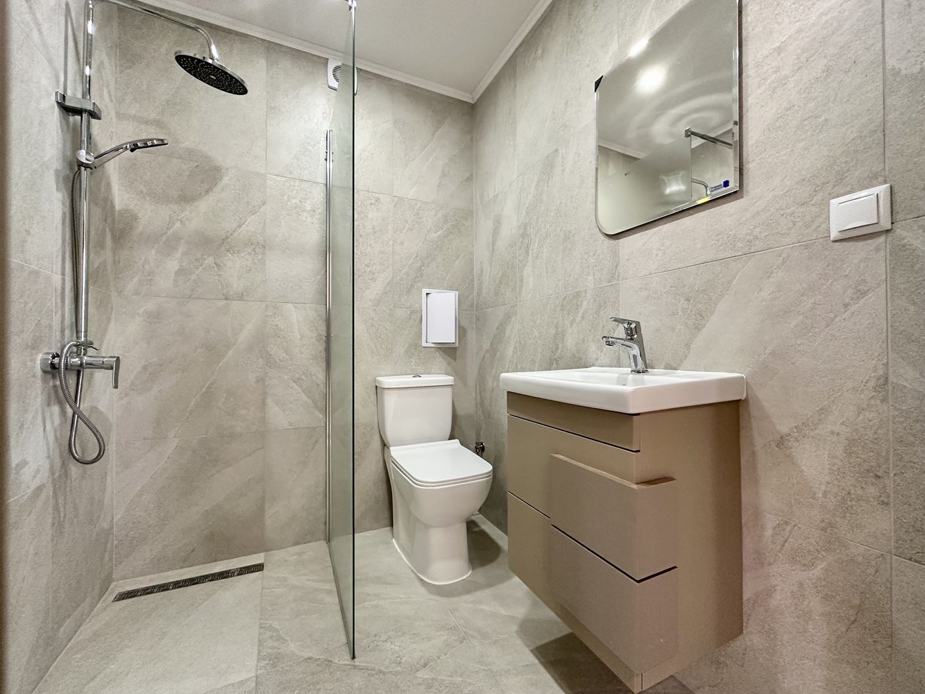 Útulný byt s jednou ložnicí s výhledem na bazén a zeleň ve Slunečném pobřeží – připraven k užívání