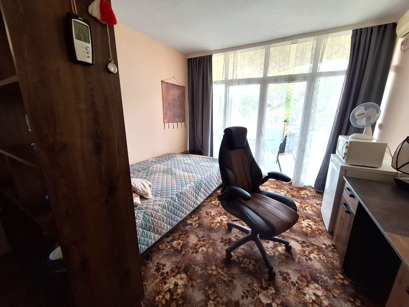 Prostorný a plně zařízený apartmán s jednou ložnicí v blízkosti pláže