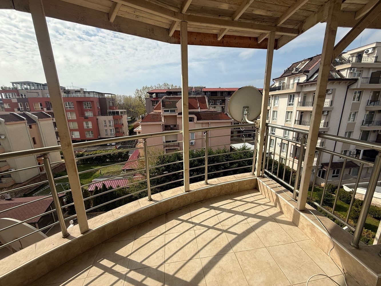 Prostorný dvoupokojový apartmán v Sunny Beach – komfort, příroda a nízký poplatek za údržbu