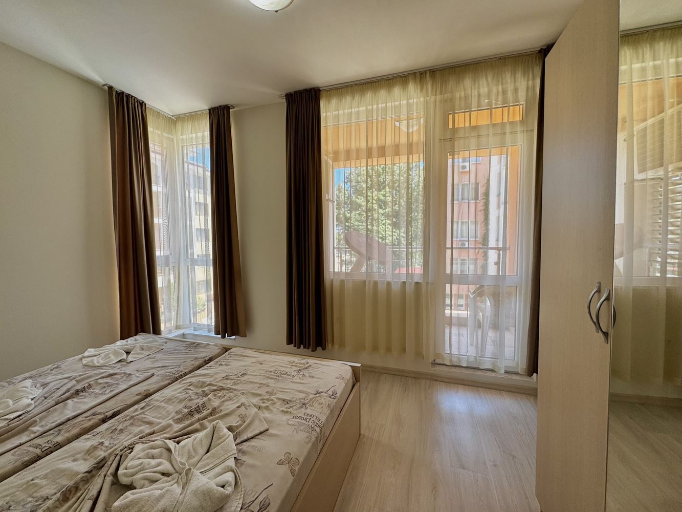 Objevte svůj nový domov u moře - apartmán se dvěma ložnicemi v centrální části Slunečného pobřeží