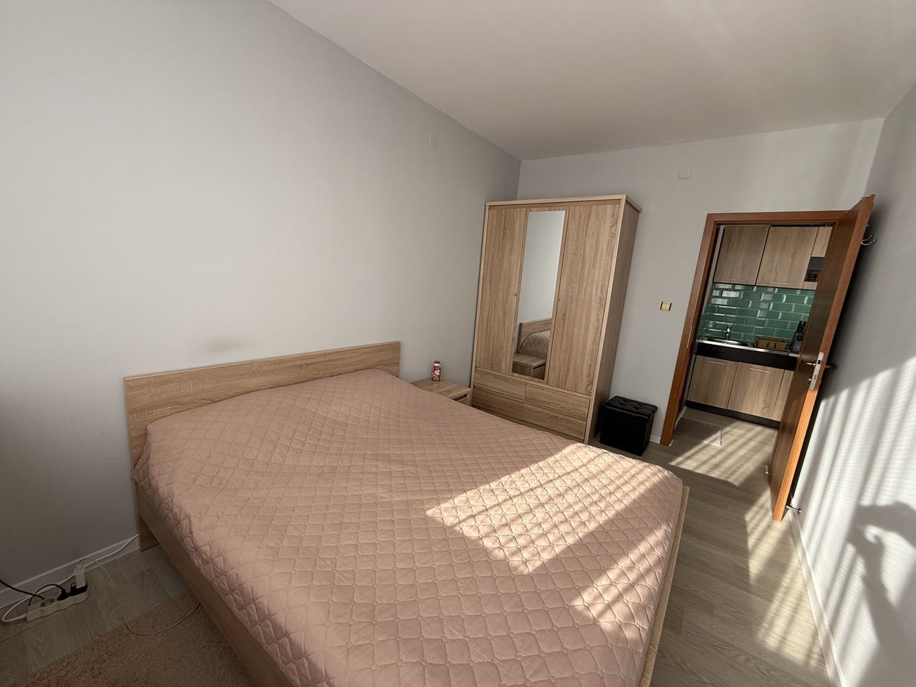 Byt s jednou ložnicí a terasou v Slunečném Pobřeží – komfort a celoroční bezpečí