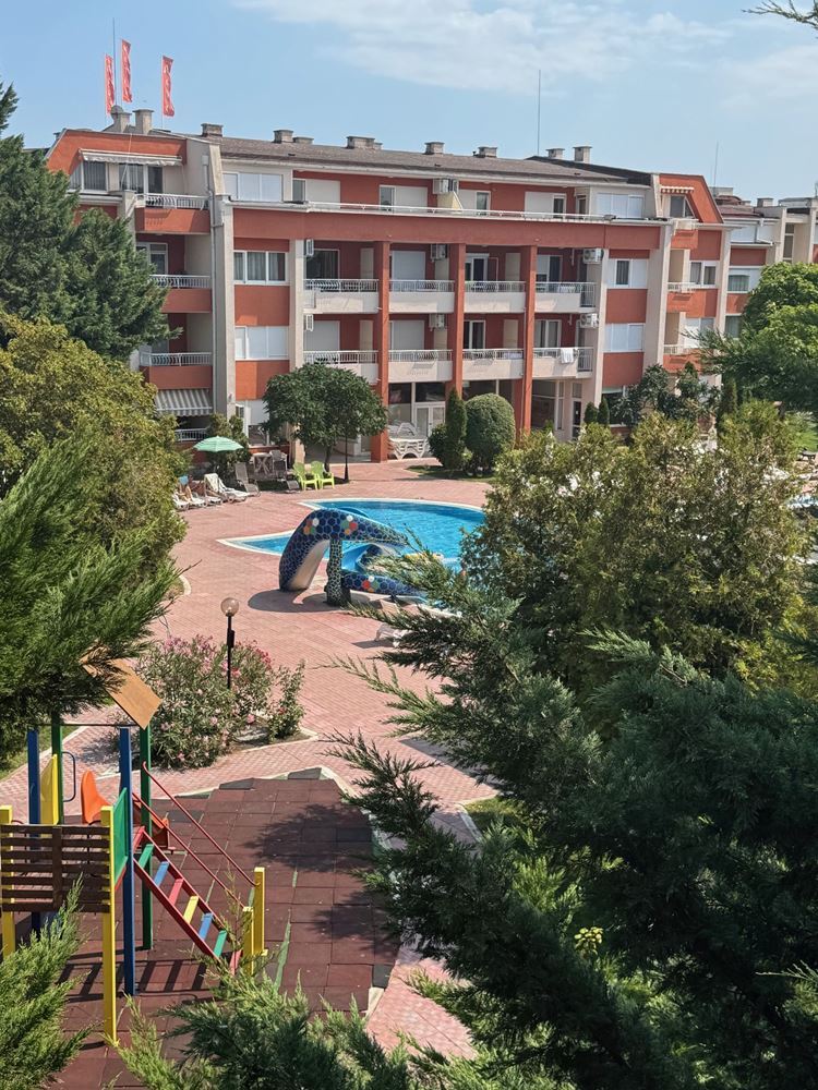 Prostorné studio s výhledem na bazén ve Slunečném pobřeží – elektřina pro domácnost a vynikající infrastruktura