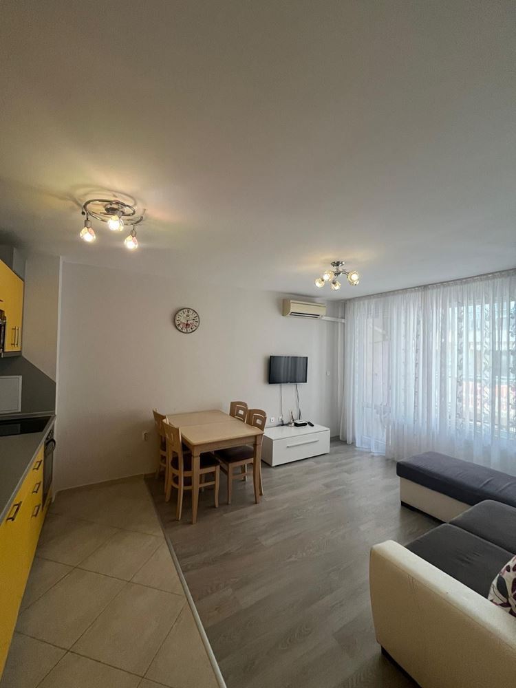 Prostorný apartmán se dvěma ložnicemi, panoramatickou terasou a výhledem na moře v srdci Pomorie