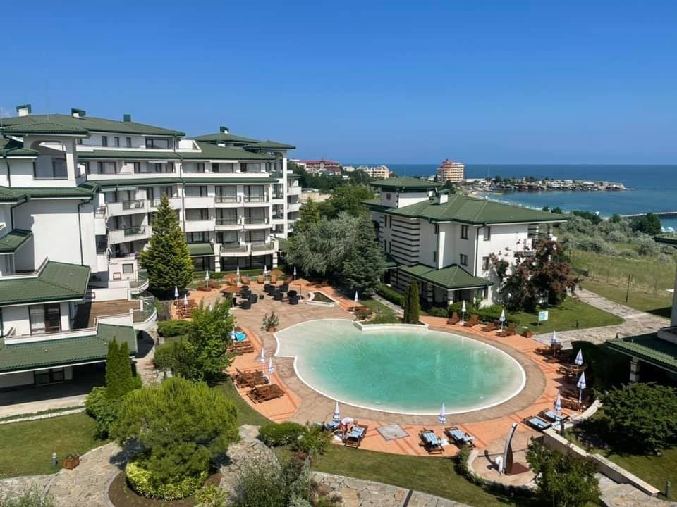 Vysoký standard a pestré vybavení – Skvělé dvoupokojové apartmá v luxusním komplexu přímo u moře v Ravda