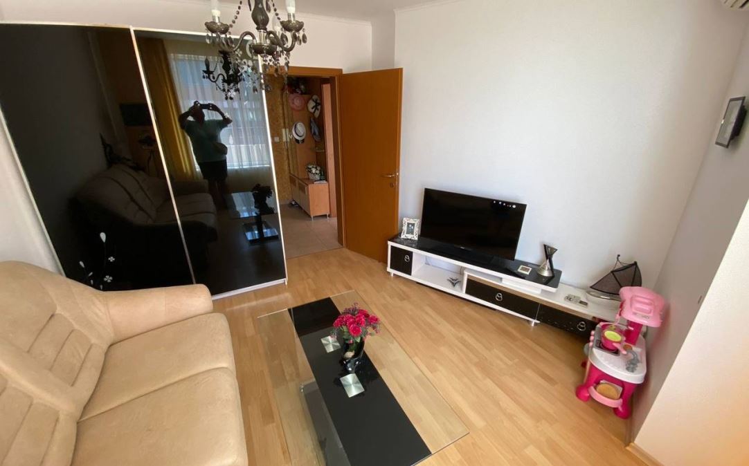 Apartmán se dvěma ložnicemi s výhledem na moře na první linii v Elenite – komfort, příroda a klid