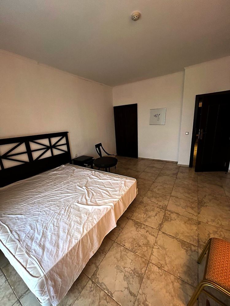 Jedinečný apartmán se dvěma ložnicemi, panoramatickým výhledem na moře a bazén, v první linii u moře v Obzoru