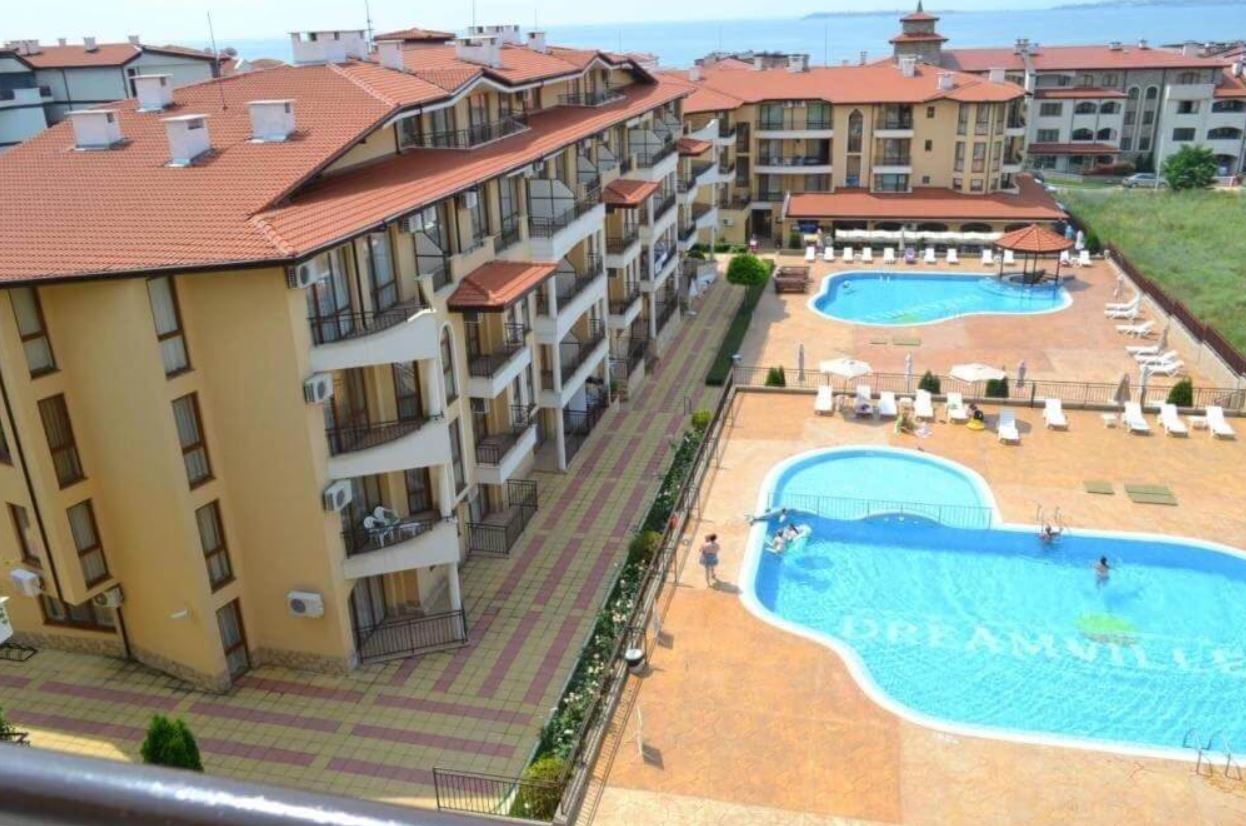 Apartmán se dvěma ložnicemi ve Sveti Vlas – panoramatické výhledy a pohodlí v uzavřeném komplexu