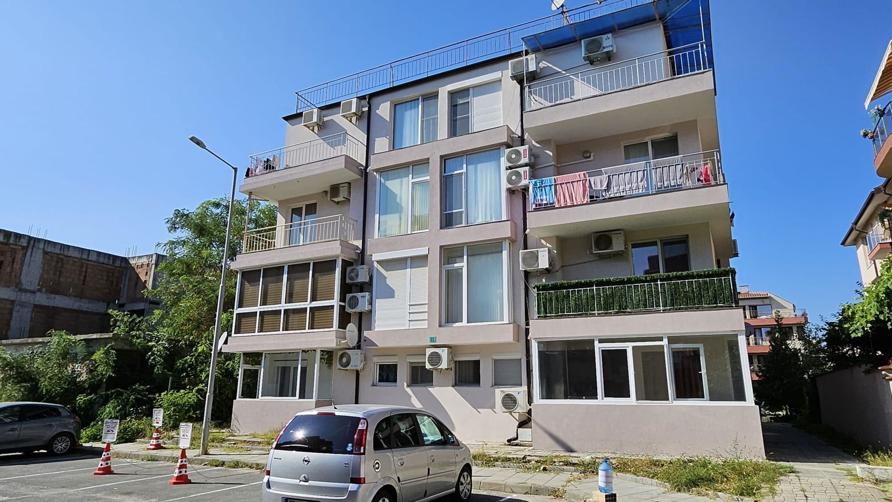 Prostorný byt s jednou ložnicí v Nesebaru, čtvrť Černo More – bez poplatku za údržbu a s Aktem 16