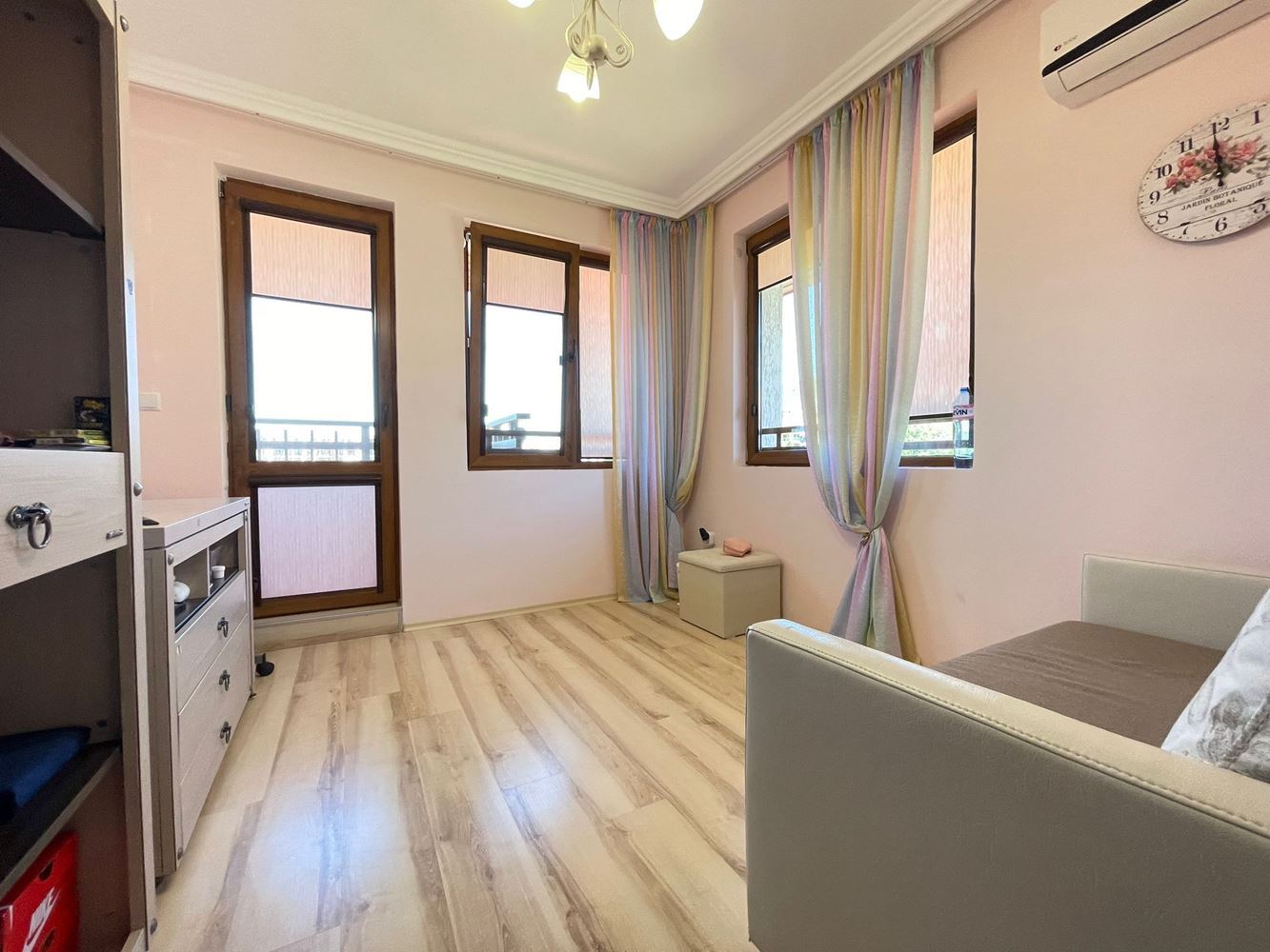 Panoramatický apartmán se třemi ložnicemi jen pár kroků od moře a jachtařského přístavu ve Sveti Vlas