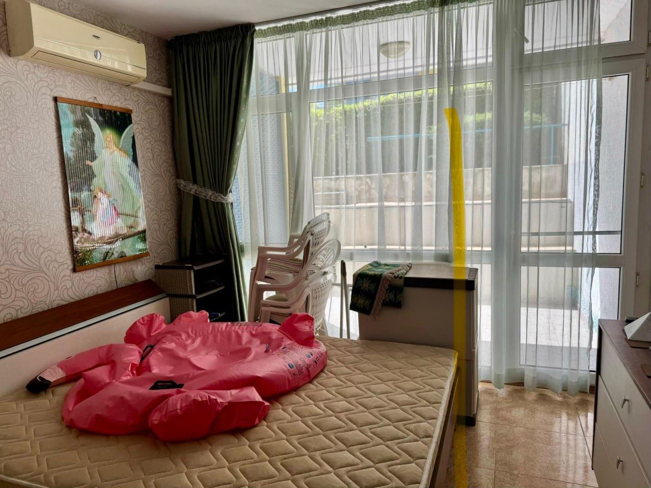 Prostorný byt s jednou ložnicí a dodatečným spacím prostorem ve Slunečném pobřeží – 200 m od pláže