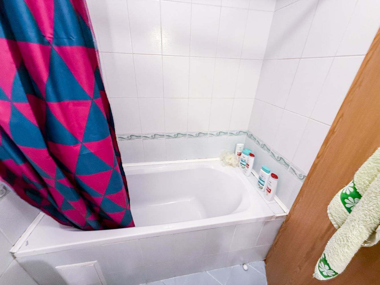 Prostorný byt s jednou ložnicí, soukromou zahrádkou a velkou verandou v komplexu u Aheloje