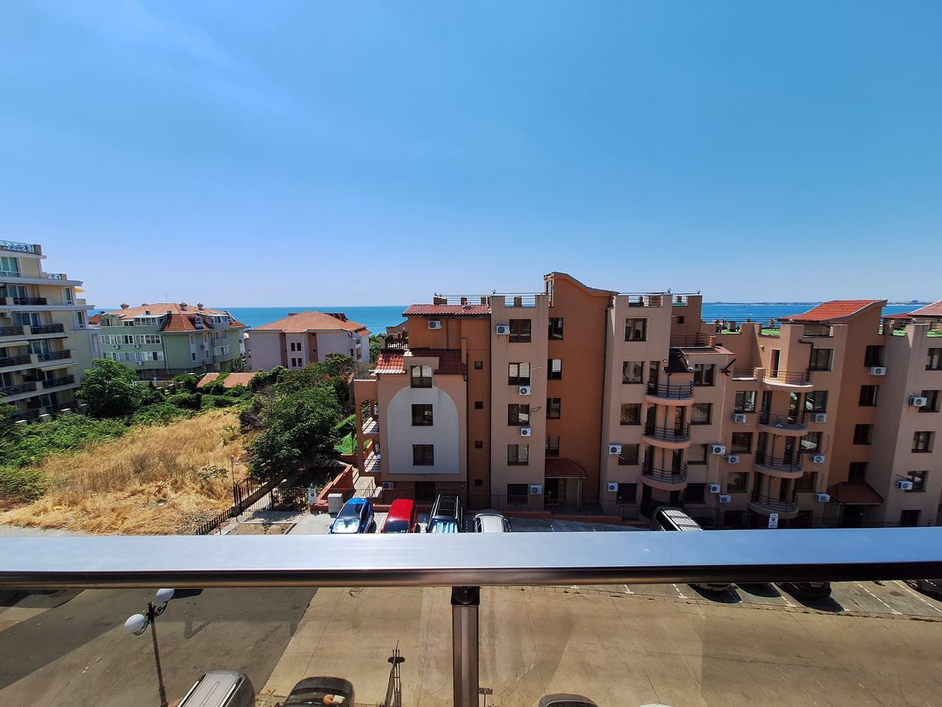 Prostorný apartmán se dvěma ložnicemi a parkovacím místem 200 metrů od moře ve Sveti Vlas