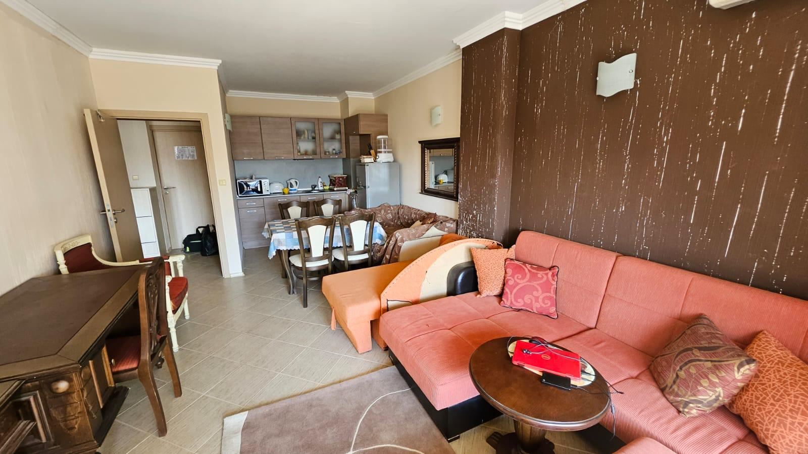 Prostorný byt s jednou ložnicí na první linii u moře v Carevu s kompletním vybavením