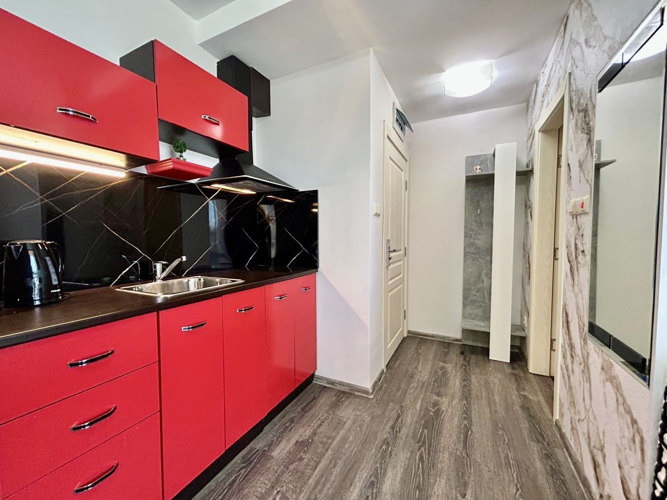 Apartmán s jednou ložnicí a dvěma prostornými terasami ve Slunečném pobřeží – plně zařízený a připravený k užívání