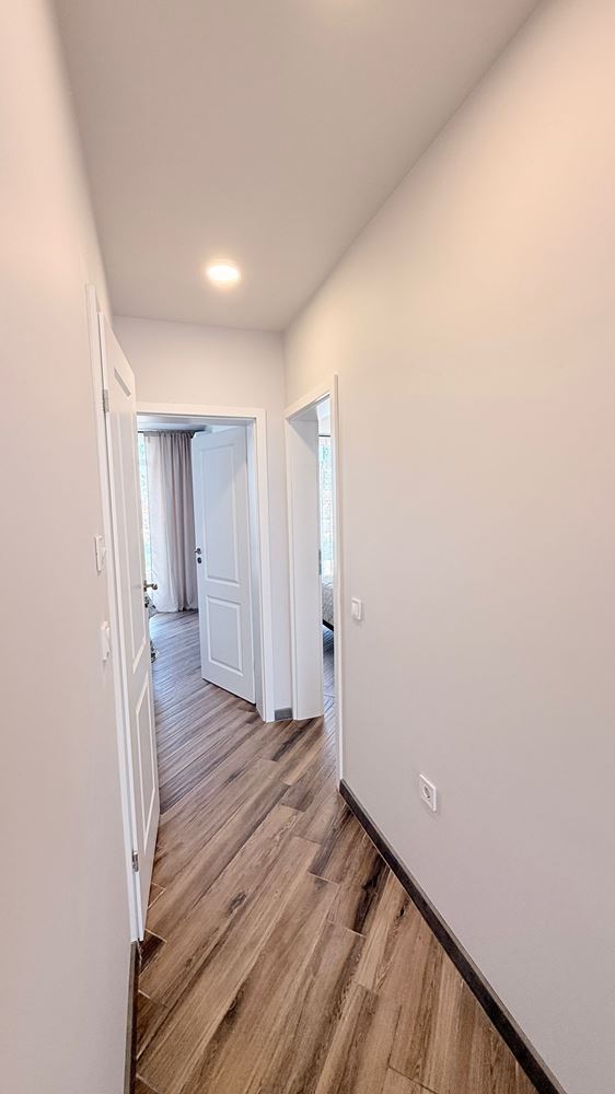 Luxusní apartmán se třemi ložnicemi na první linii v Ravdě – prostor, prestiž a úchvatné mořské panorama