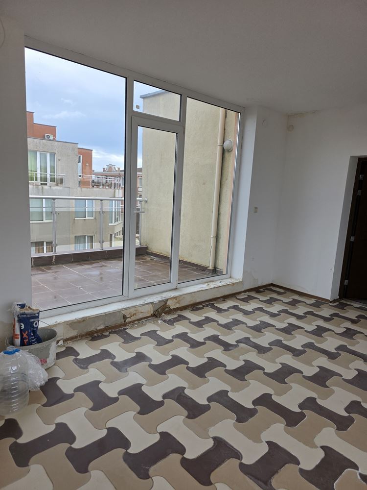 Byt se dvěma ložnicemi s obrovskou terasou 500 m od pláže ve Slunečném pobřeží – 148 m² a vynikající potenciál