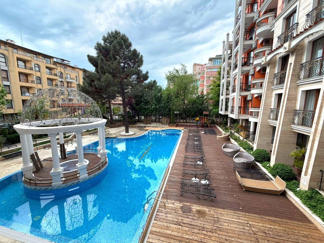 Dvouložnicový apartmán s výhledem na bazén v celoročním komplexu v srdci Slunečného pobřeží