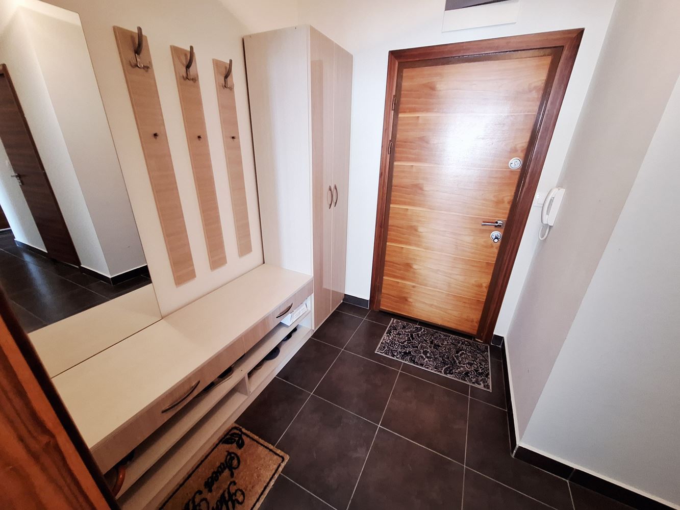 Prostorný apartmán se dvěma ložnicemi a parkovacím místem 200 metrů od moře ve Sveti Vlas