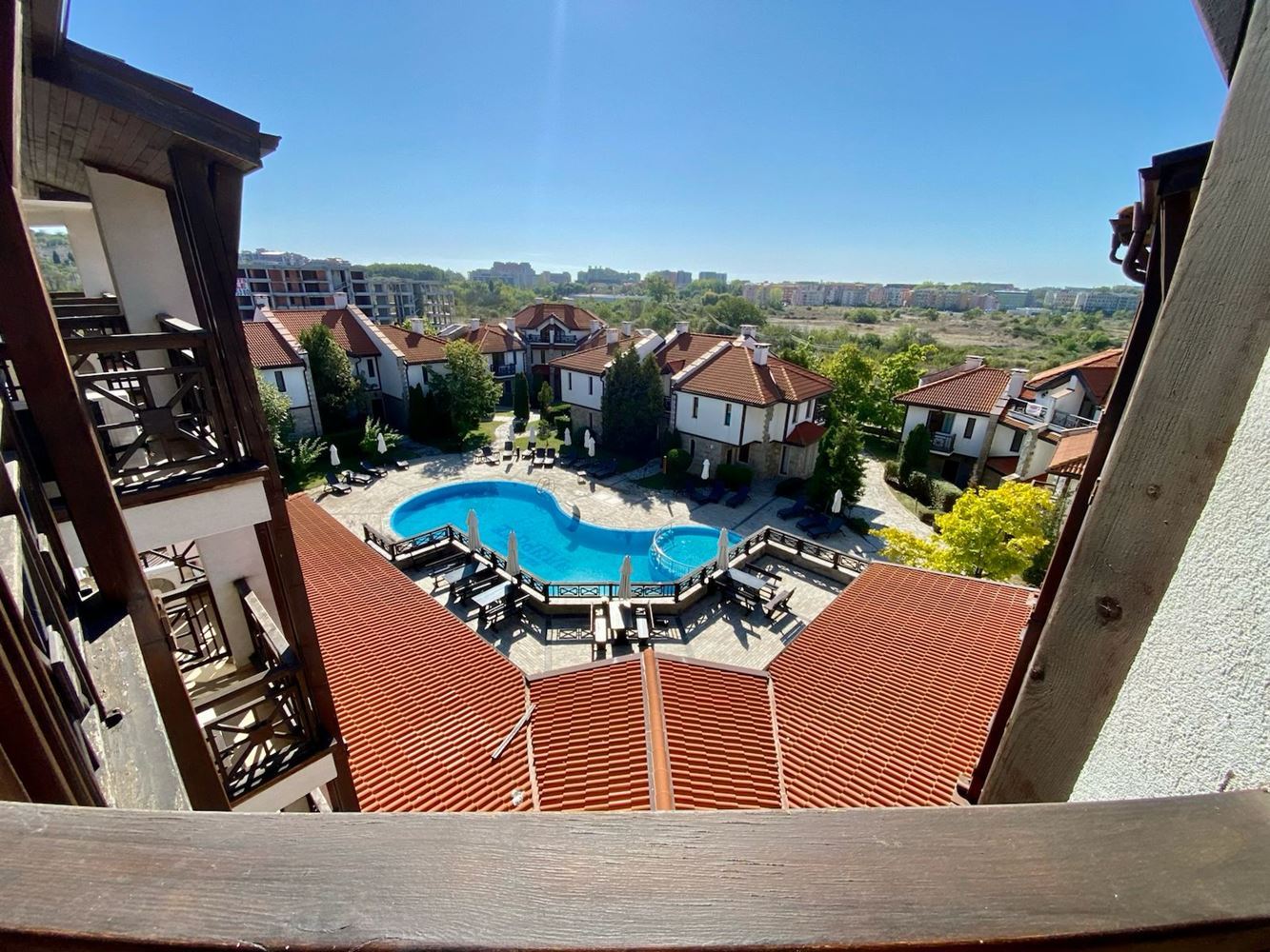 Prostorné plně zařízené studio s výhledem na bazén ve Slunečném pobřeží – komfort, klid a skvělá investice