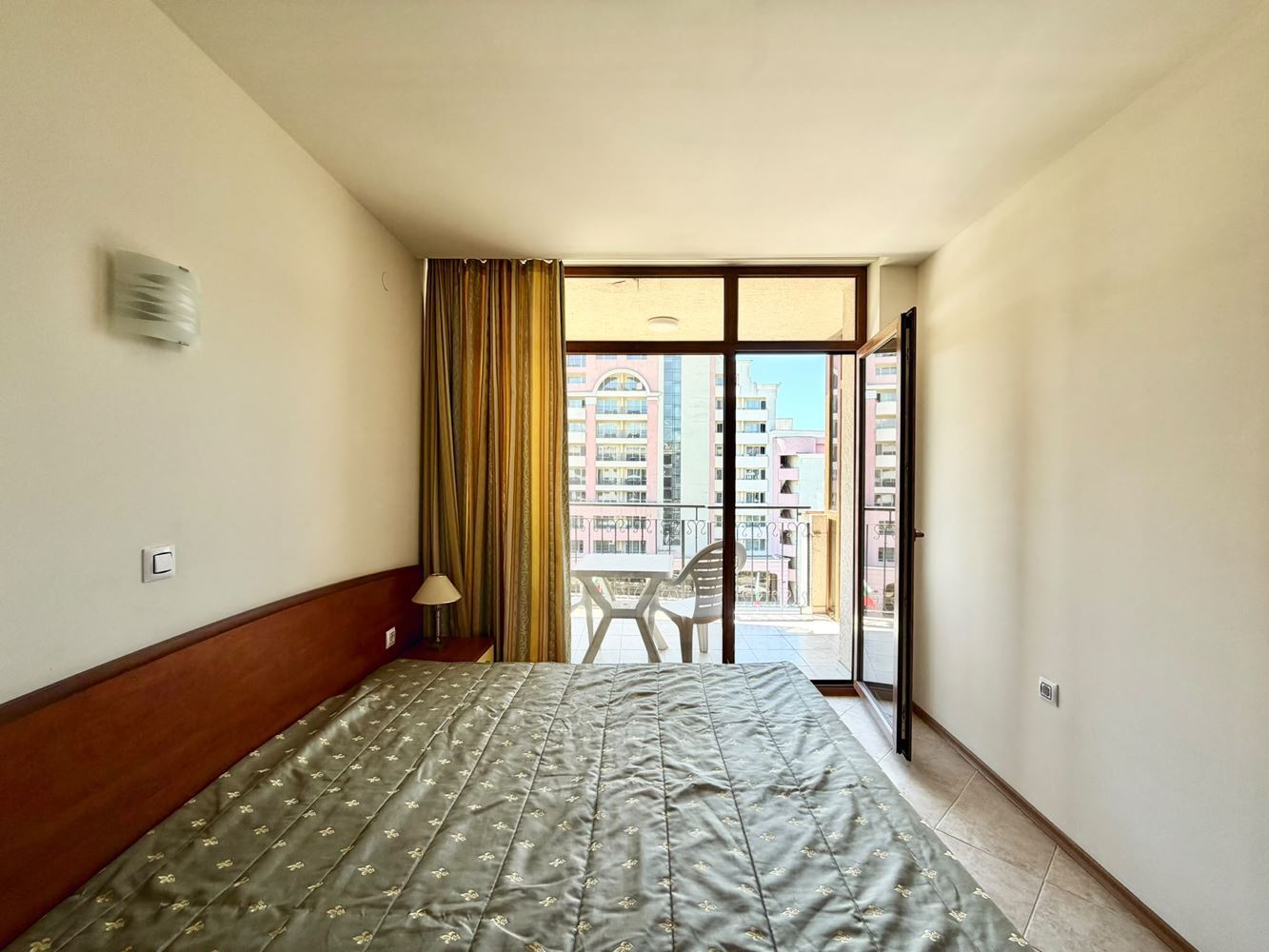 Prostorný apartmán s jednou ložnicí a výhledem na moře ve druhé linii od moře na Slunečném pobřeží