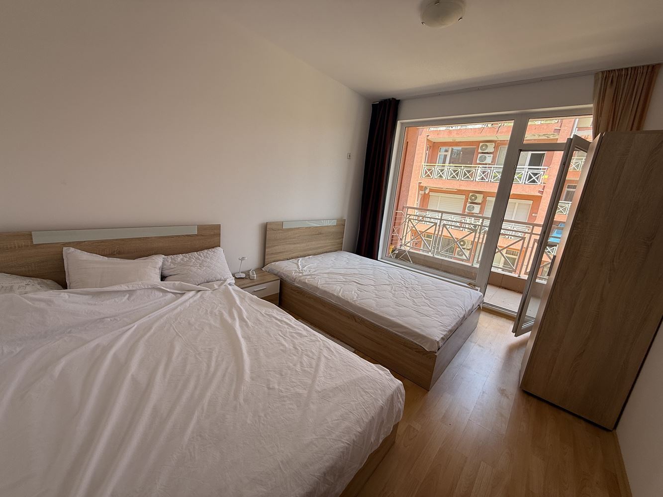 Zařízený byt s jednou ložnicí s výhledem na bazén ve Slunečném pobřeží