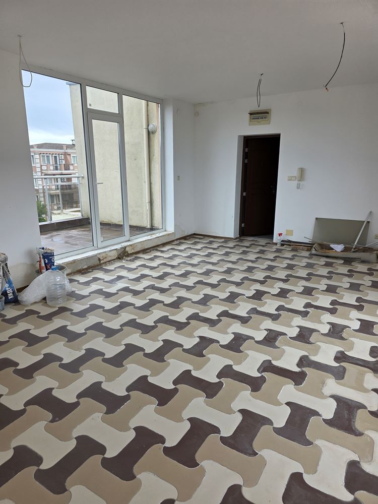 Byt se dvěma ložnicemi s obrovskou terasou 500 m od pláže ve Slunečném pobřeží – 148 m² a vynikající potenciál
