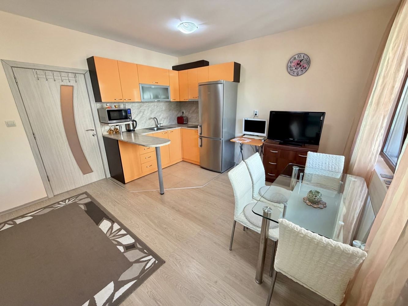 Sarafovo – prostorný apartmán s jednou ložnicí, Aktem 16, minimálním poplatkem za údržbu a kompletním vybavením