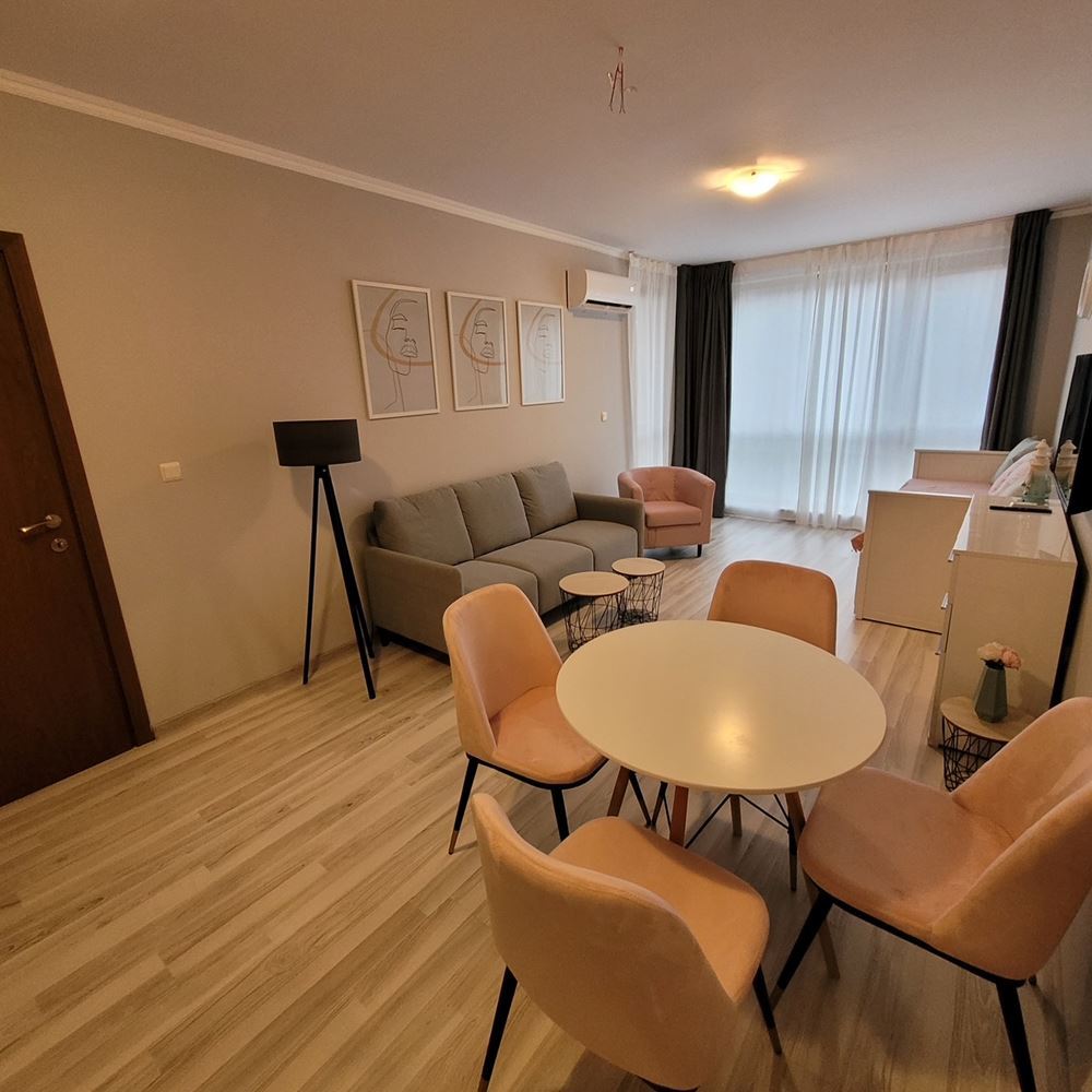 Útulný apartmán s jednou ložnicí s novým vybavením v uzavřeném komplexu u moře v letovisku Elenite