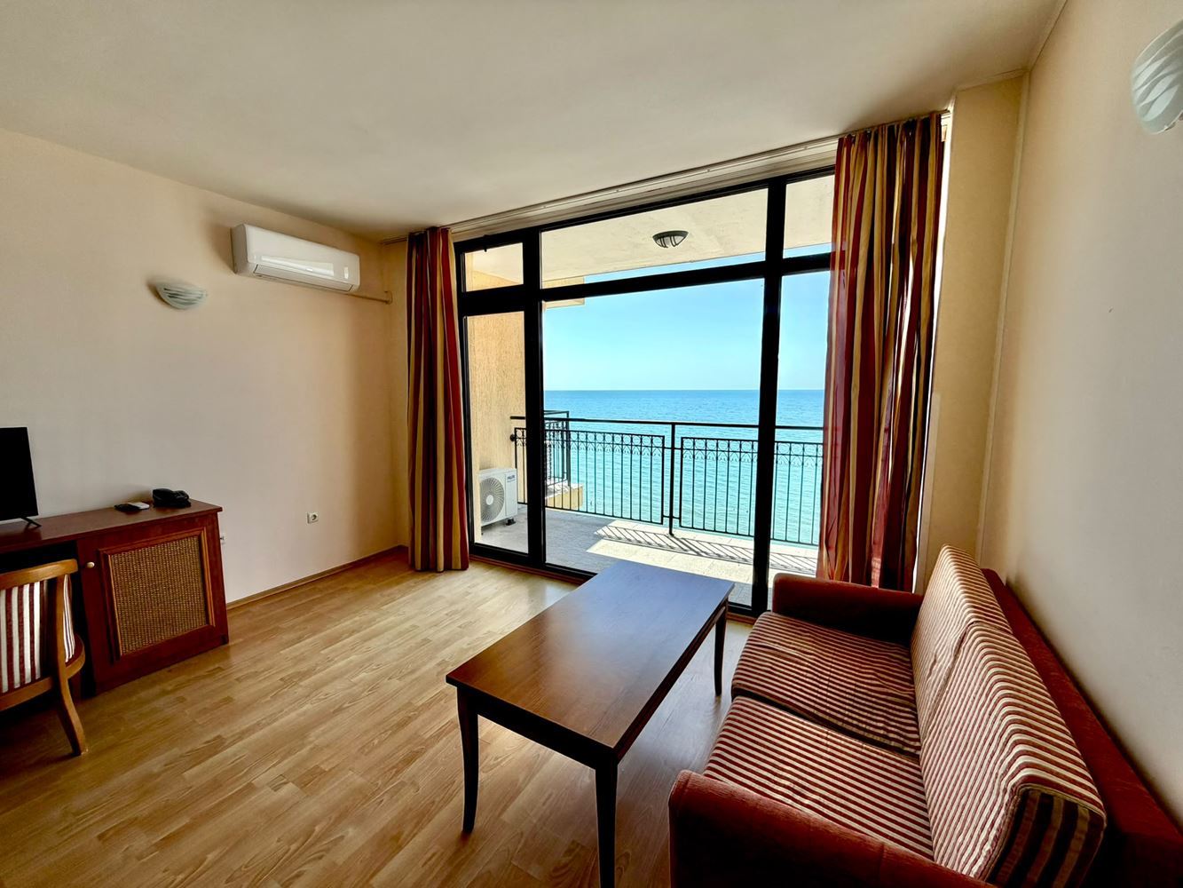Apartmán s jednou ložnicí s panoramatickým výhledem na moře v první linii u moře ve Svatém Vlasu