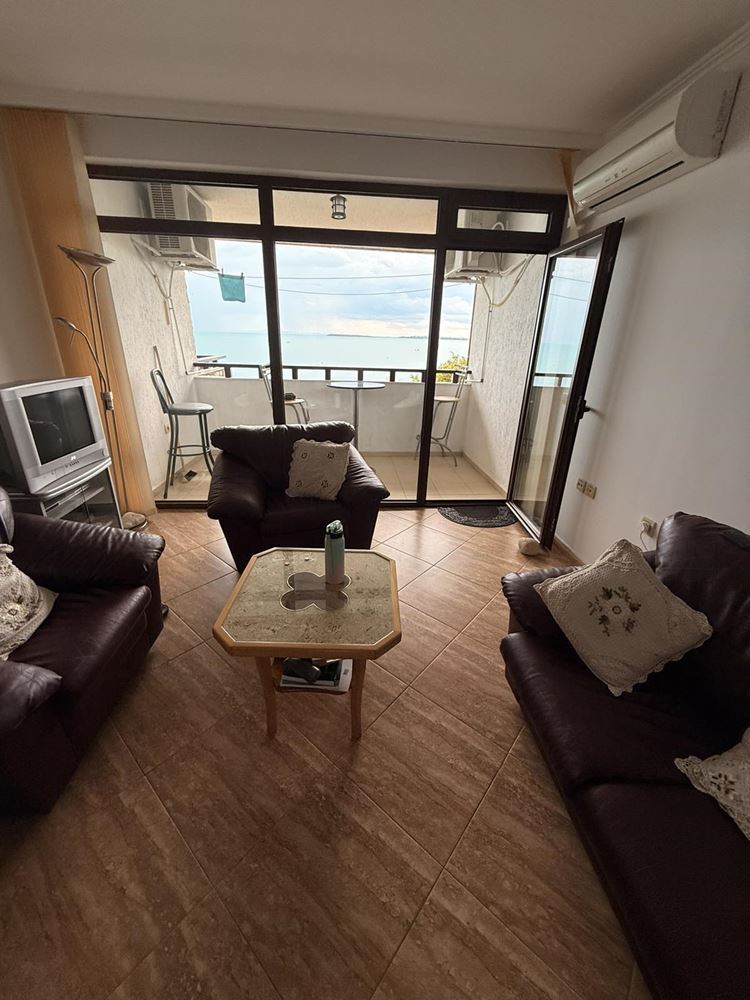 Apartmán se dvěma ložnicemi na první linii u moře ve Sveti Vlas – komfort, prostornost a jedinečný výhled na moře