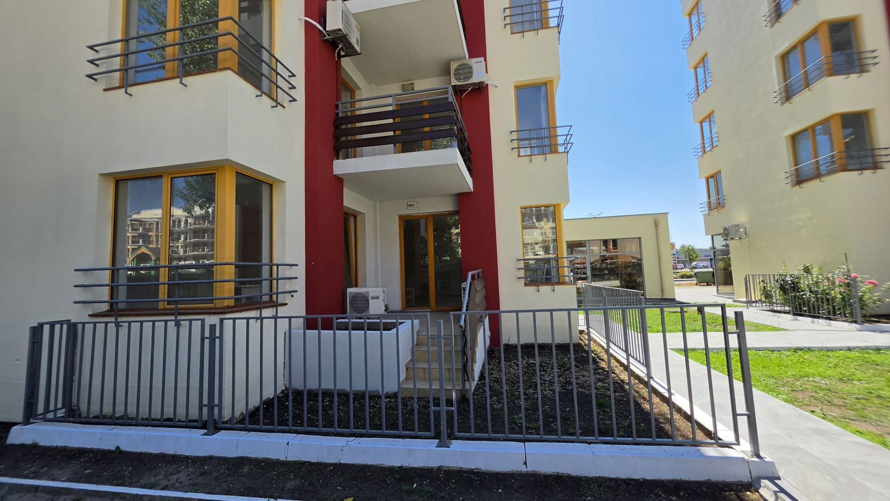 Apartmán s vlastní zahrádkou ve Slunečném pobřeží – bez poplatku za údržbu!