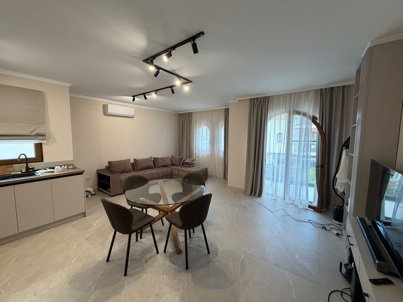 Luxusní apartmán se dvěma ložnicemi v novém komplexu u Slunečného pobřeží – komfort, bezpečnost a vynikající investice