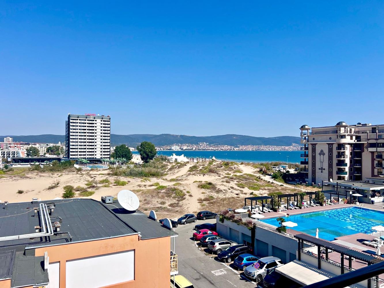Byt s jednou ložnicí a panoramatickým výhledem na moře v první linii – prostorný byt ve Slunečném pobřeží