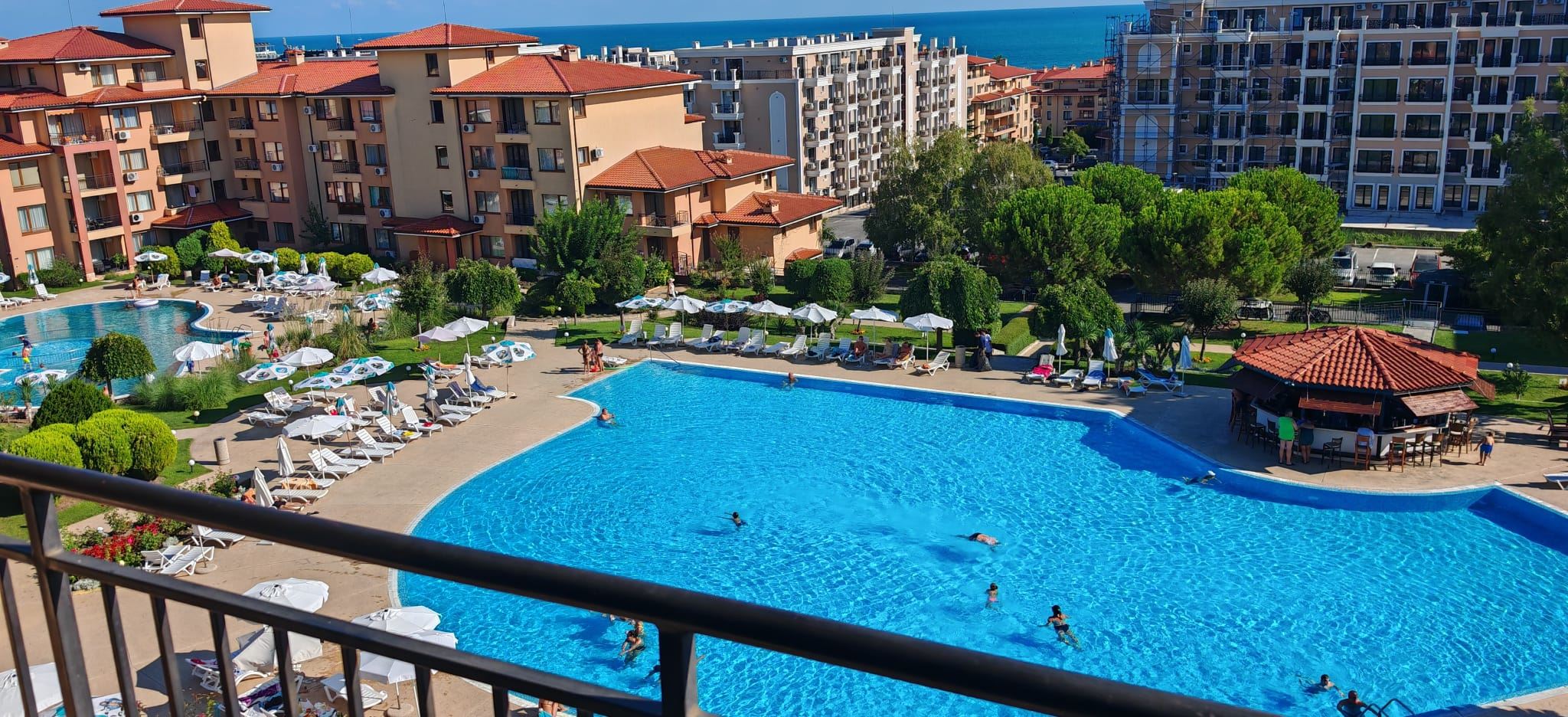 Panoramatický výhled na moře a bazény – prostorný apartmán se dvěma ložnicemi ve Sveti Vlas