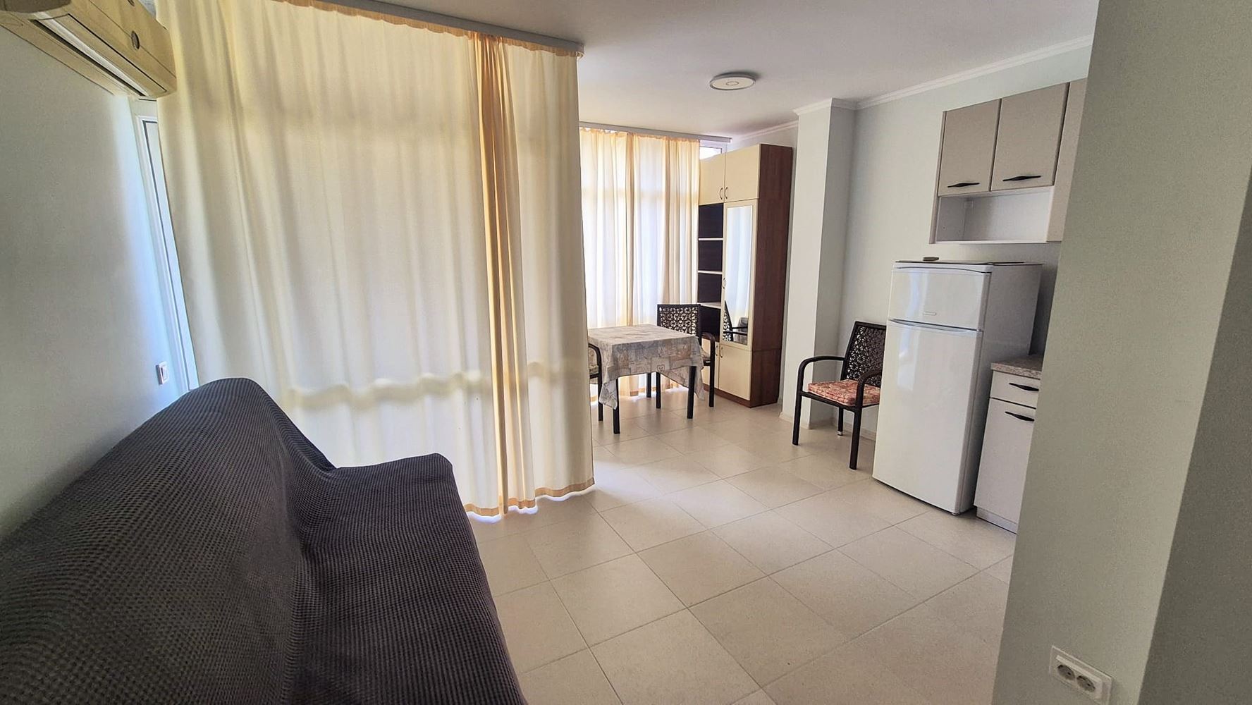 Stylový apartmán s jednou ložnicí a novým zařízením v oblasti Cocoa Beach – připravený k nastěhování